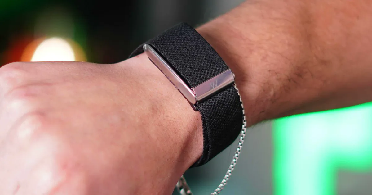 Apple Explores Screenless Fitness Tracker to Rival Whoop and Fitbit Air